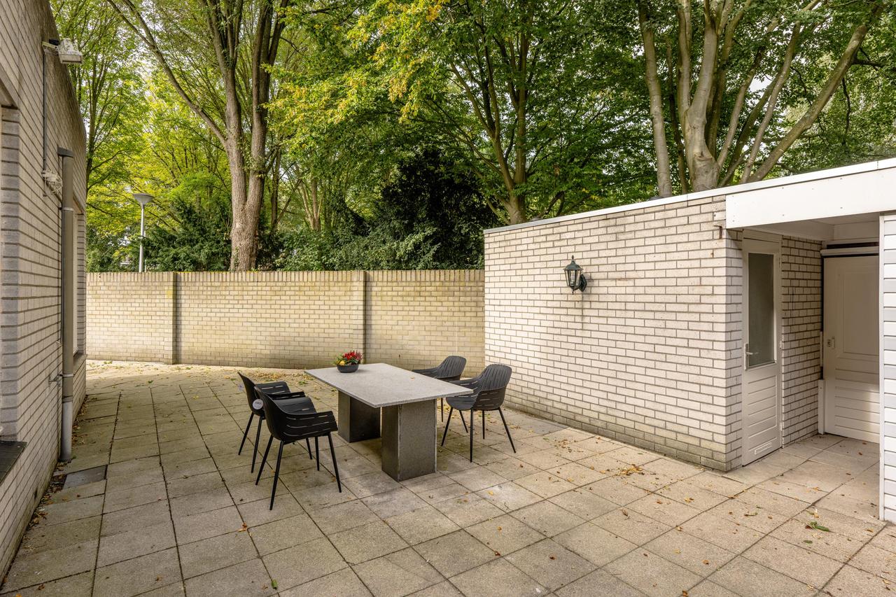 Corner house with wraparound garden in Wassenaar - Image 17