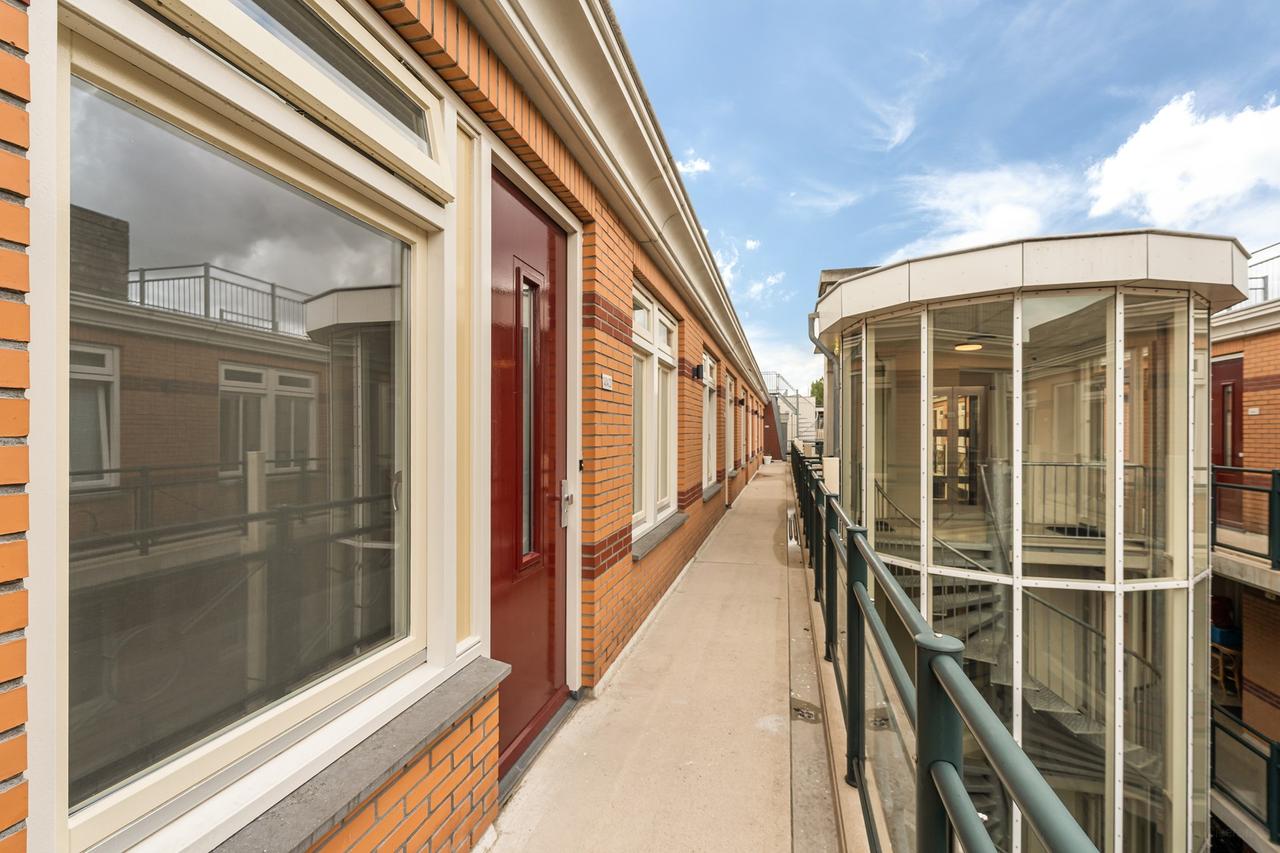 Furnished apartment with roof terrace in De Pijp - Image 5