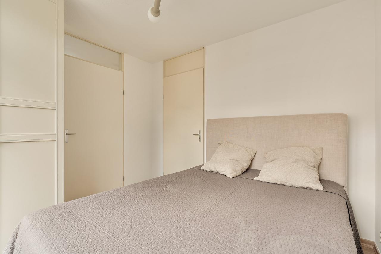 Furnished apartment with roof terrace in De Pijp - Image 23