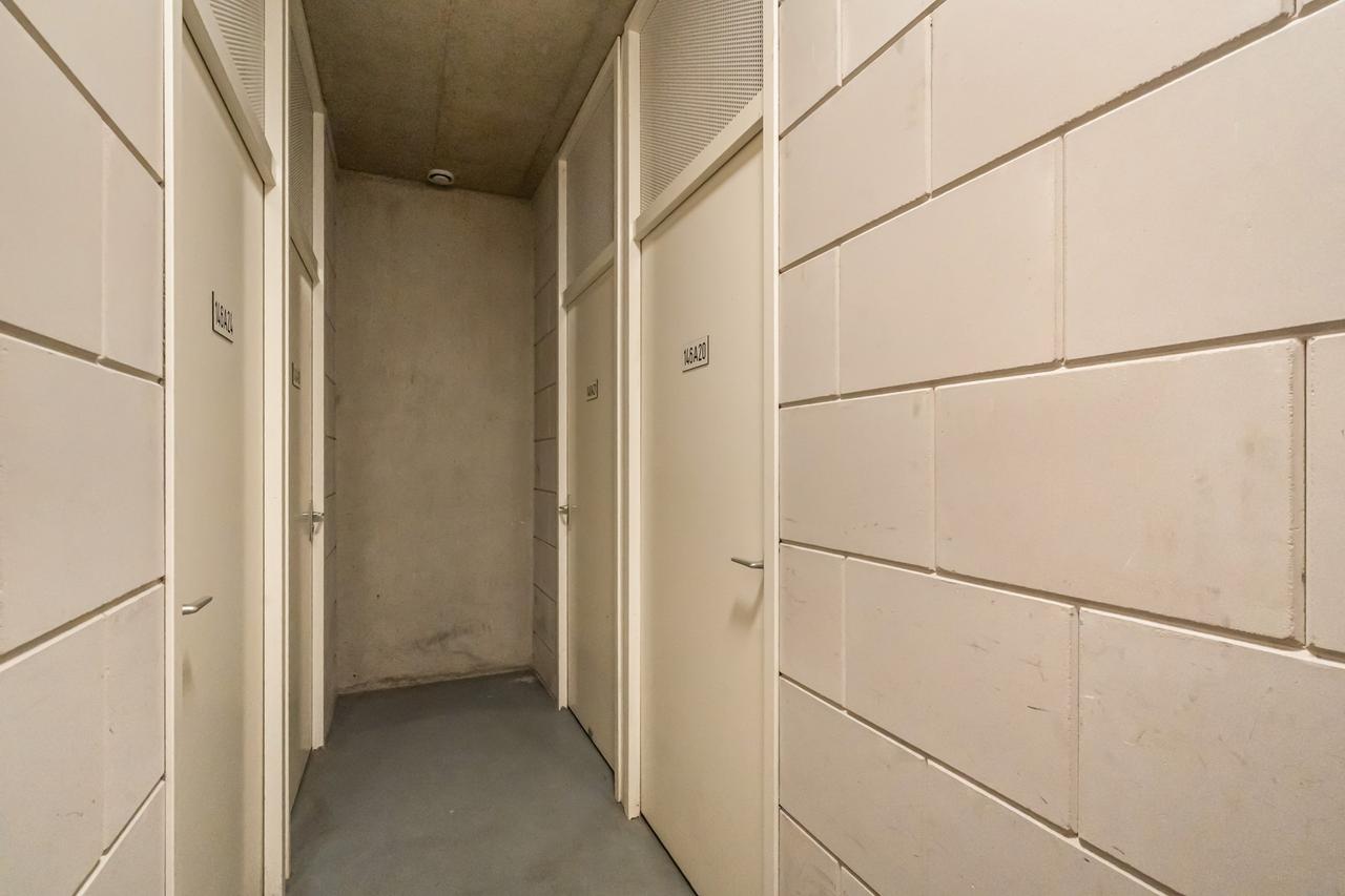 Furnished apartment with roof terrace in De Pijp - Image 32
