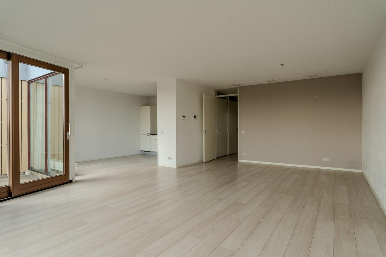 101 m² Apartment with Balcony and Parking - Image 11