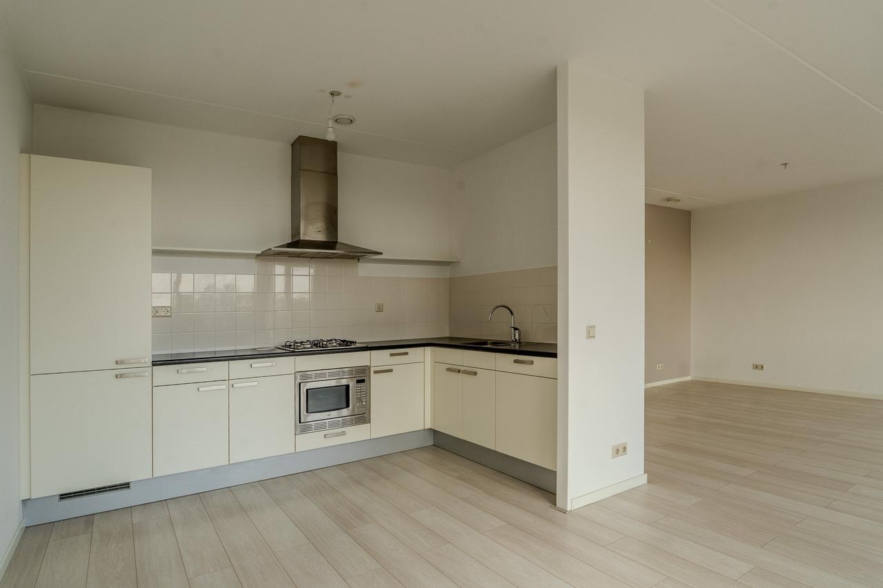 101 m² Apartment with Balcony and Parking - Image 13