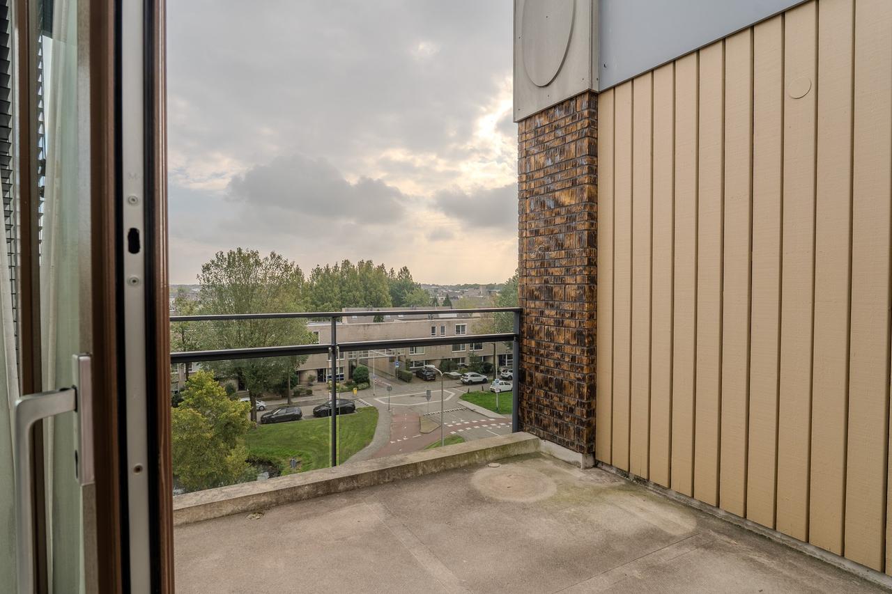 101 m² Apartment with Balcony and Parking - Image 17