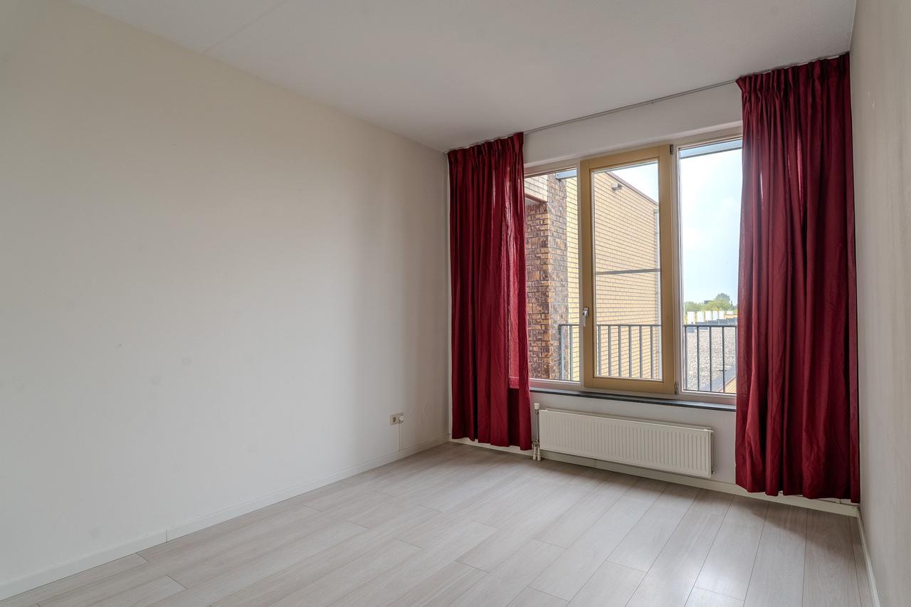 101 m² Apartment with Balcony and Parking - Image 19