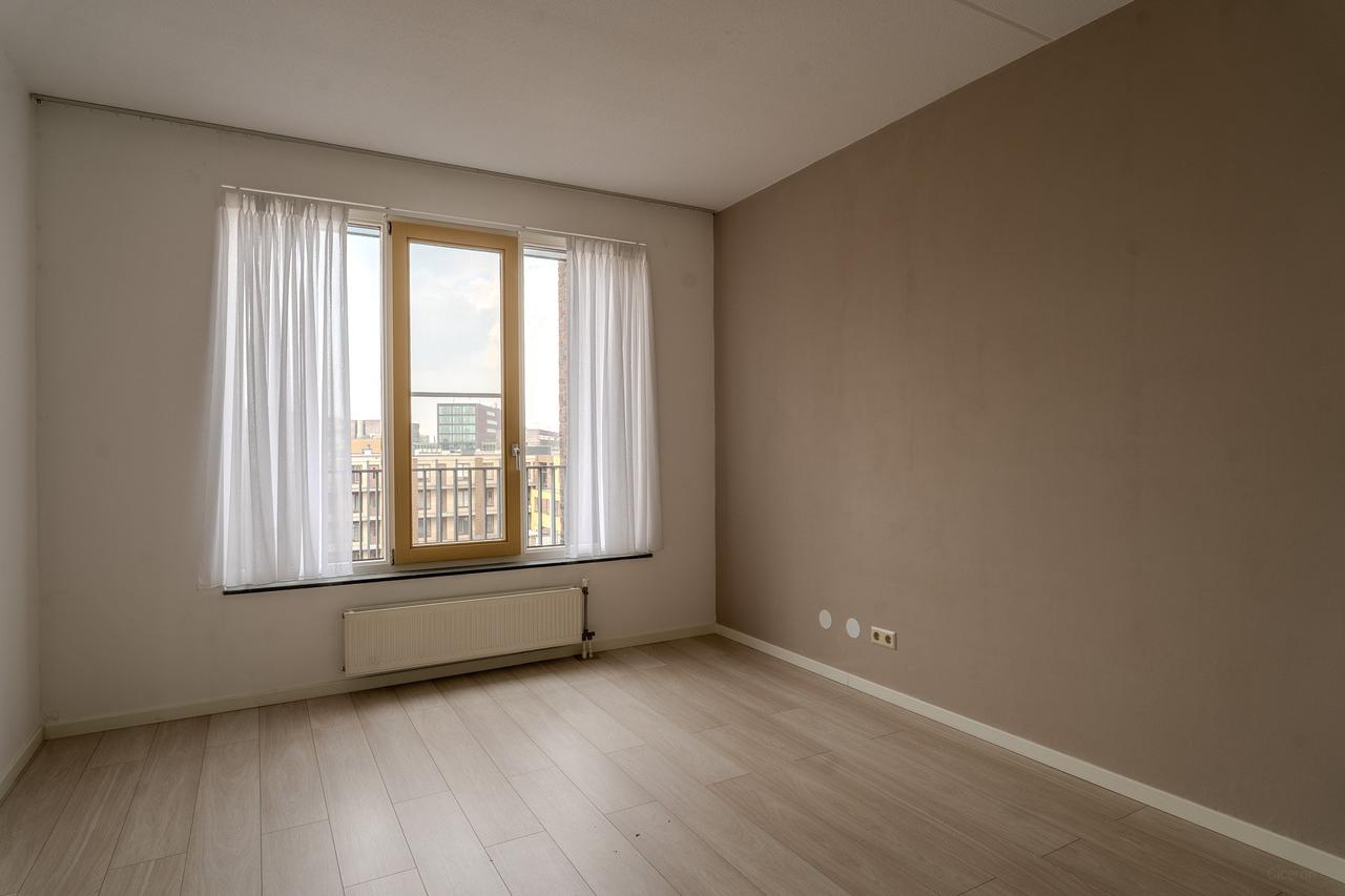 101 m² Apartment with Balcony and Parking - Image 23
