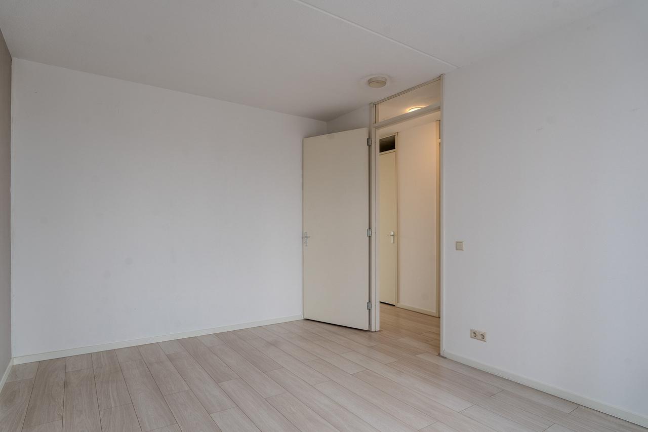 101 m² Apartment with Balcony and Parking - Image 24