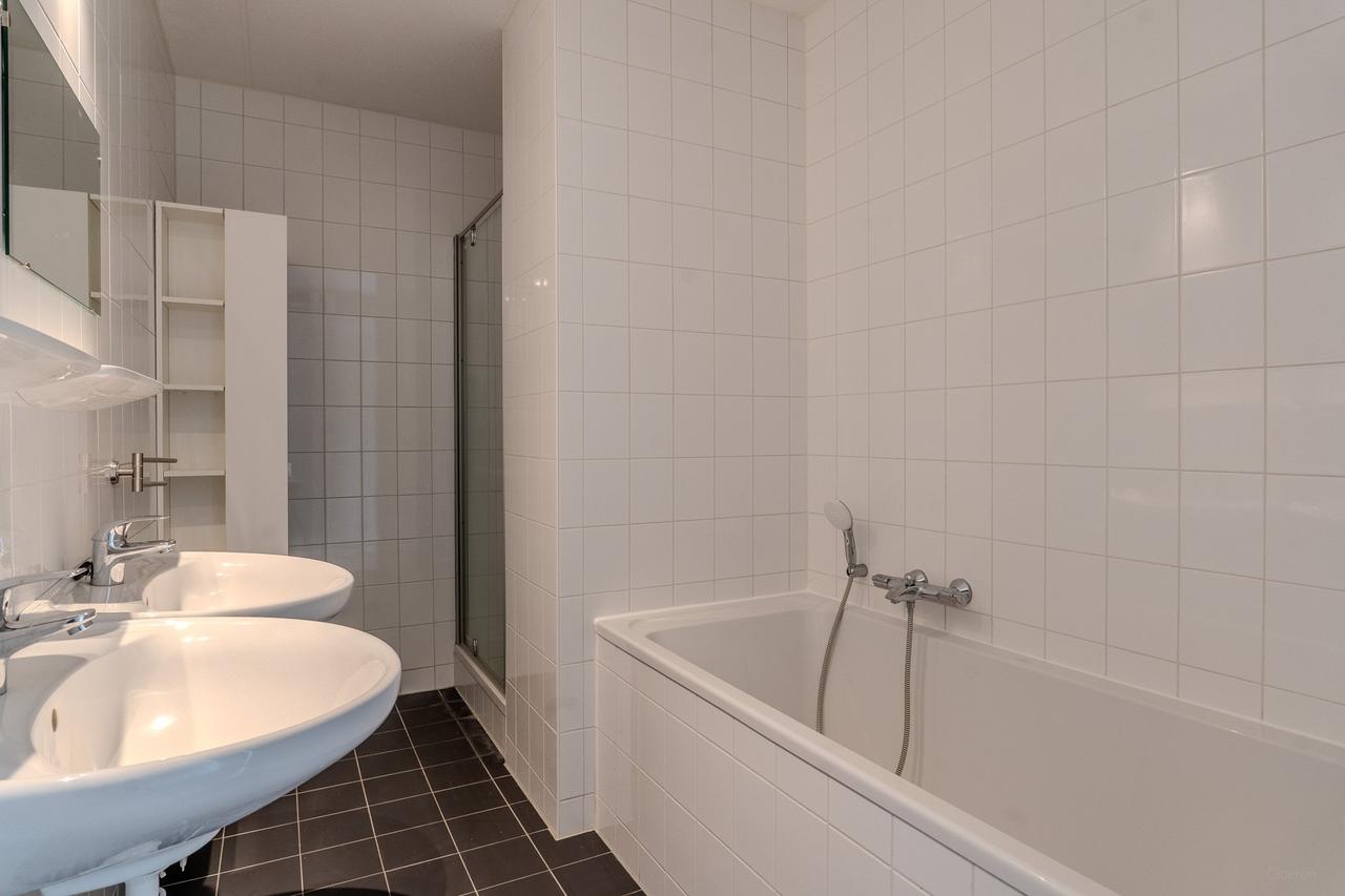 101 m² Apartment with Balcony and Parking - Image 25