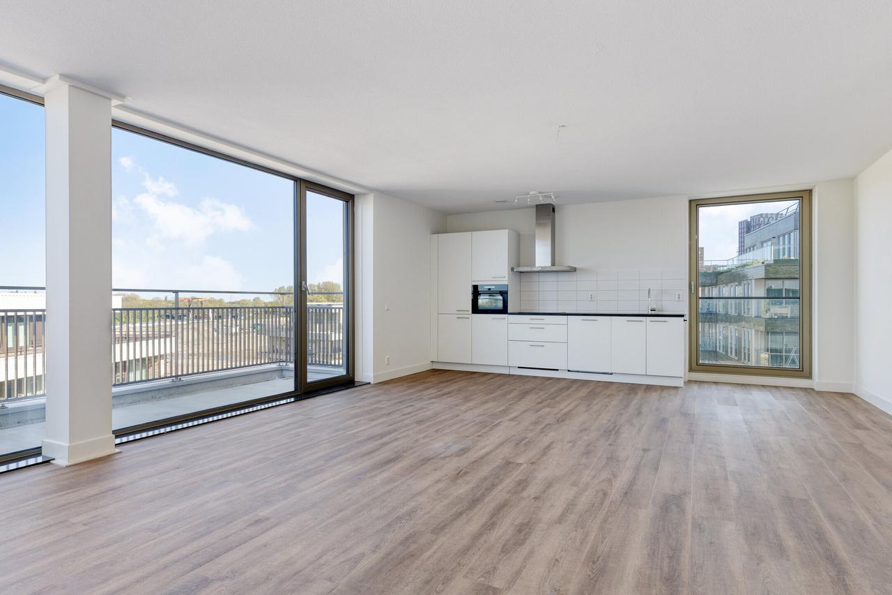 94 m² apartment with two balconies - Image 1
