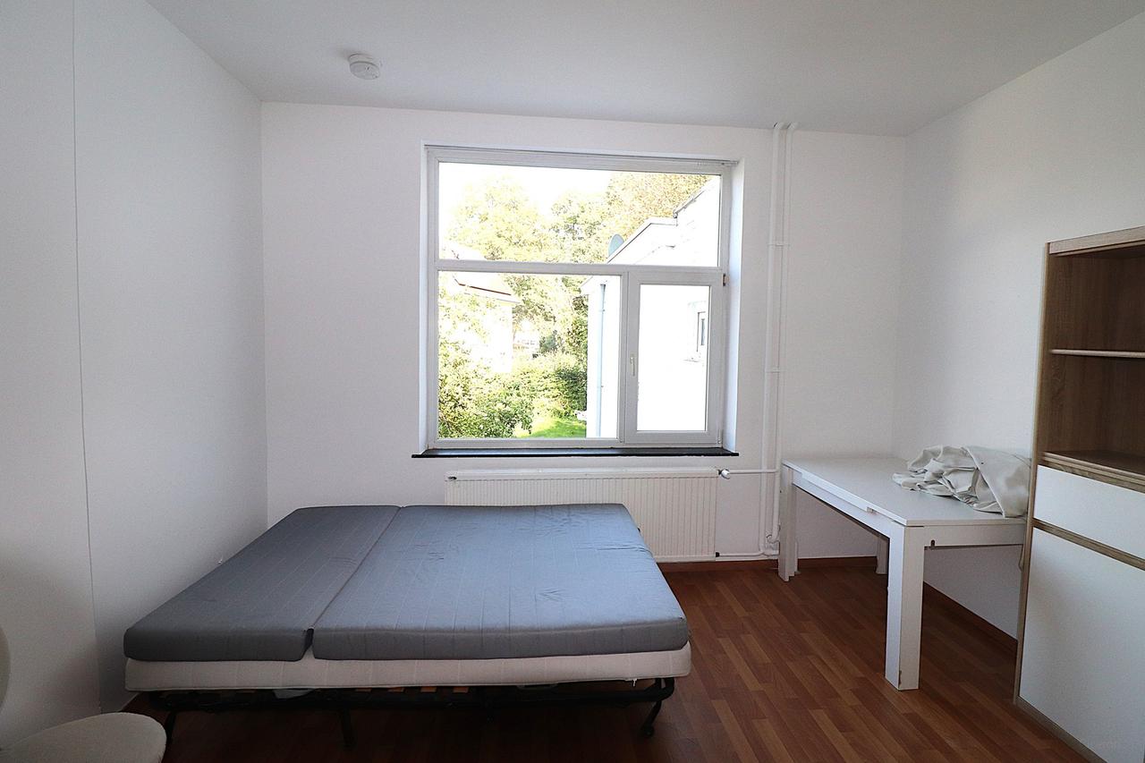 Furnished room with private kitchen - Image 1