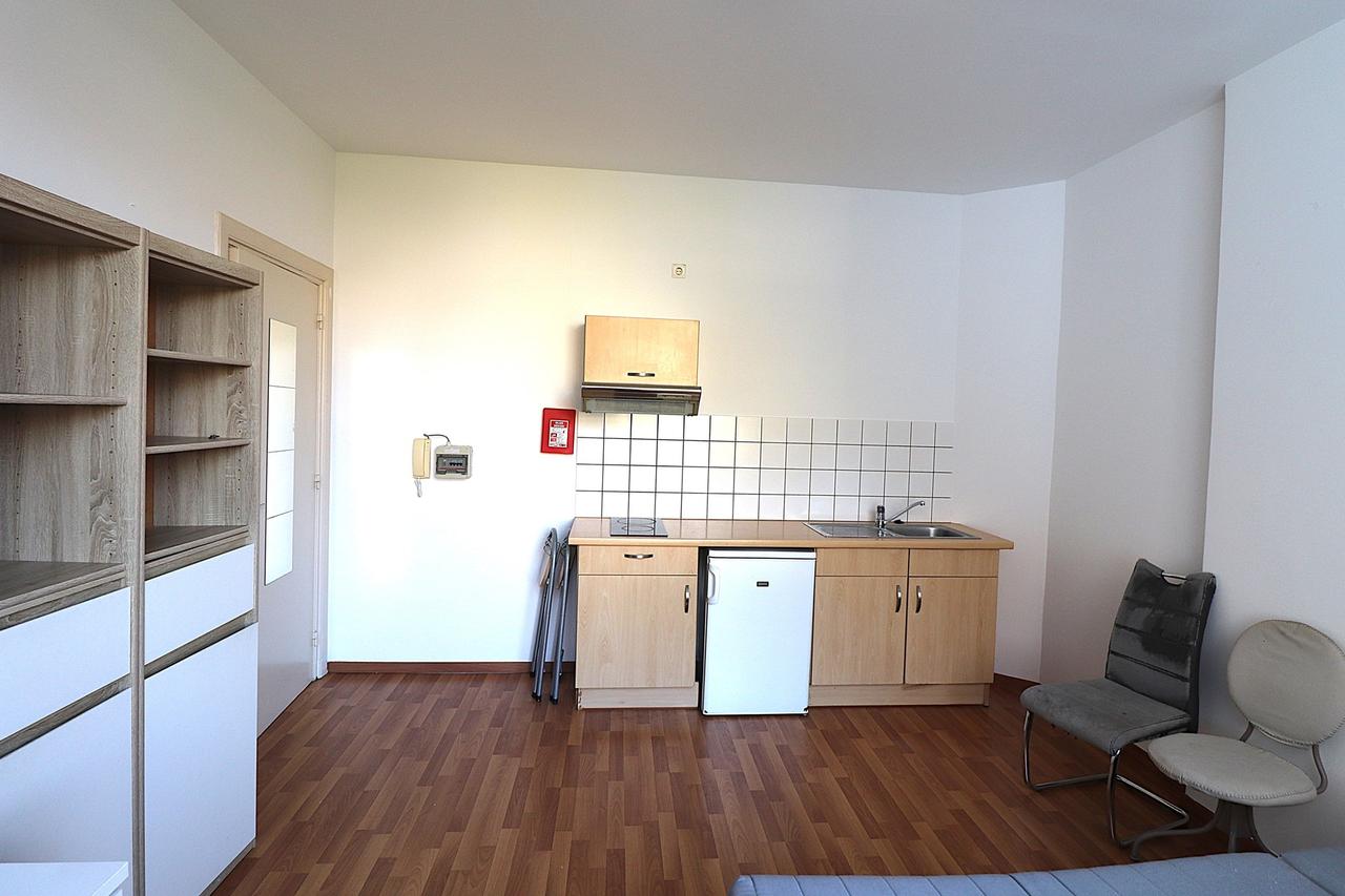 Furnished room with private kitchen - Image 2