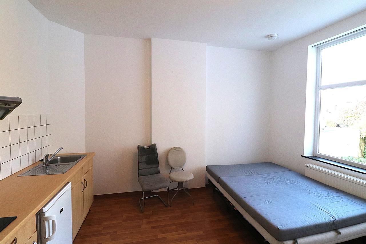 Furnished room with private kitchen - Image 3