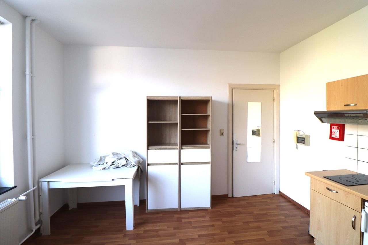Furnished room with private kitchen - Image 4