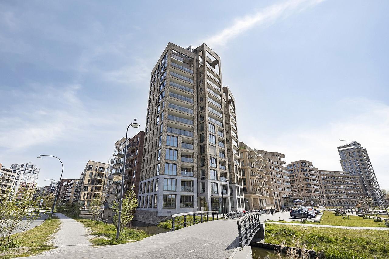 88 m² apartment with balcony in Holland Park - Image 1