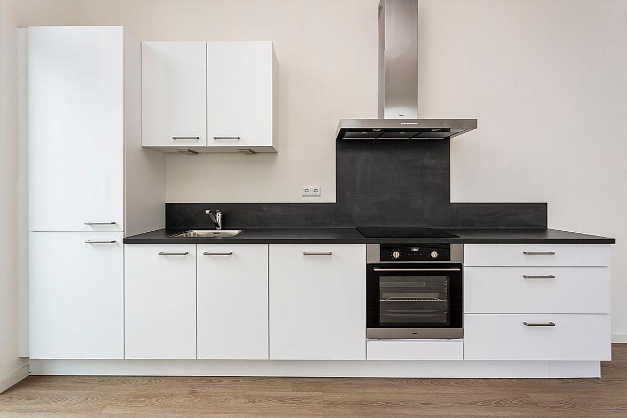 88 m² apartment with balcony in Holland Park - Image 4