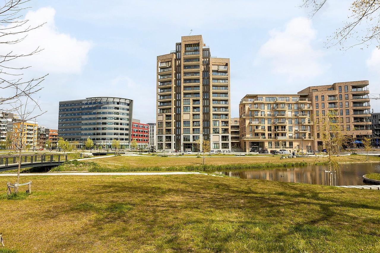 76 m² Apartment with Balcony in Holland Park - Image 1