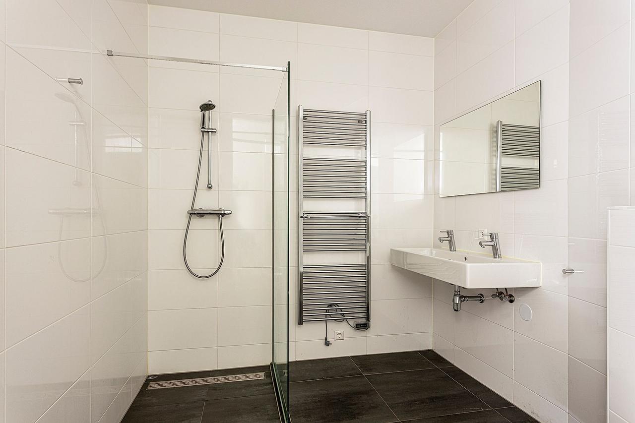 76 m² Apartment with Balcony in Holland Park - Image 8