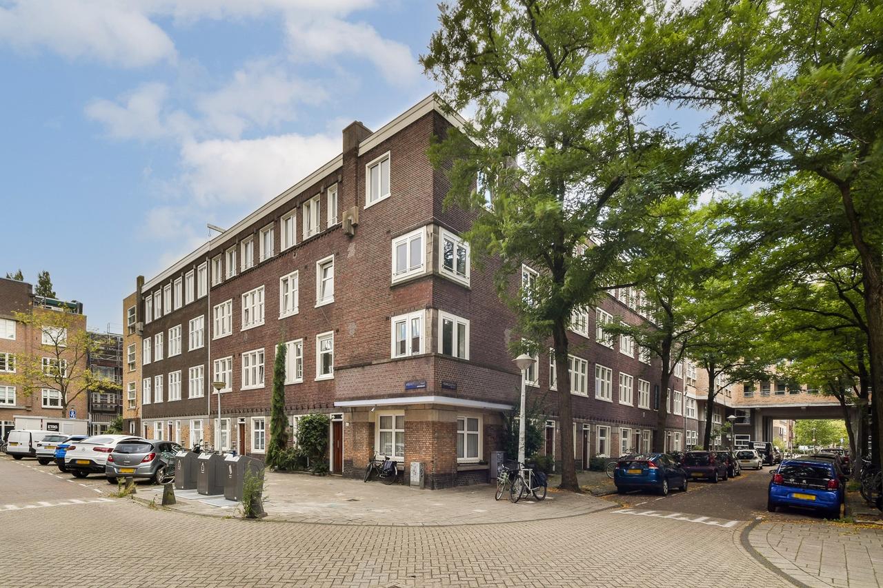 Corner apartment with balcony and 2 bathrooms - Image 1