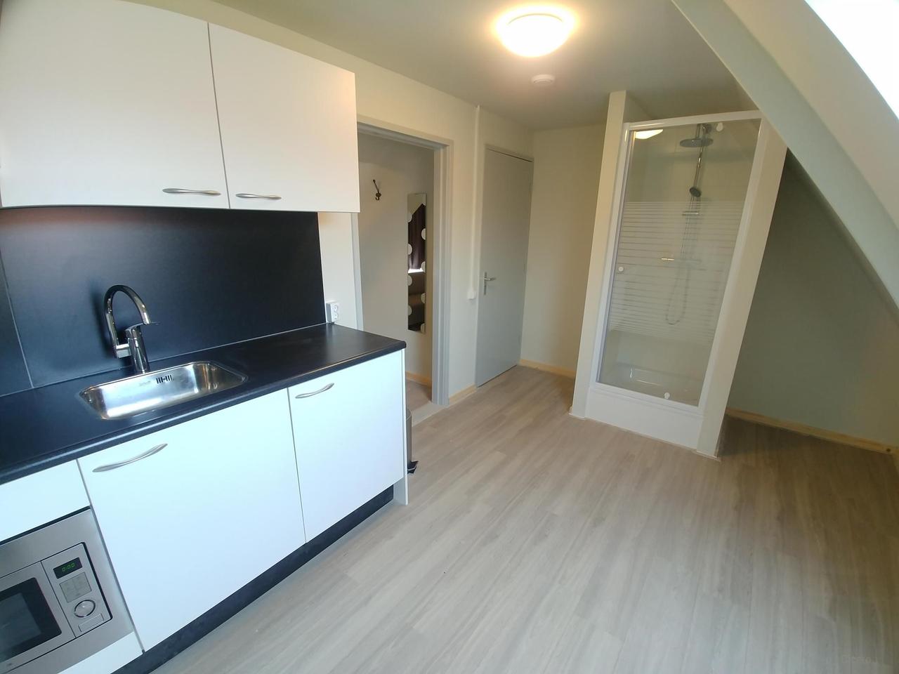 Furnished top-floor studio - Image 1