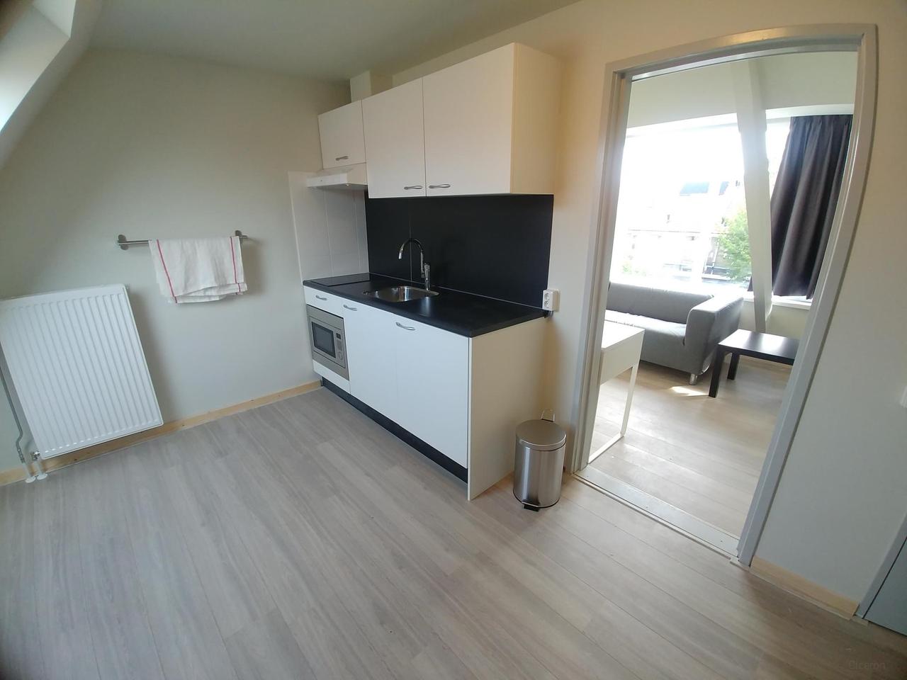 Furnished top-floor studio - Image 2