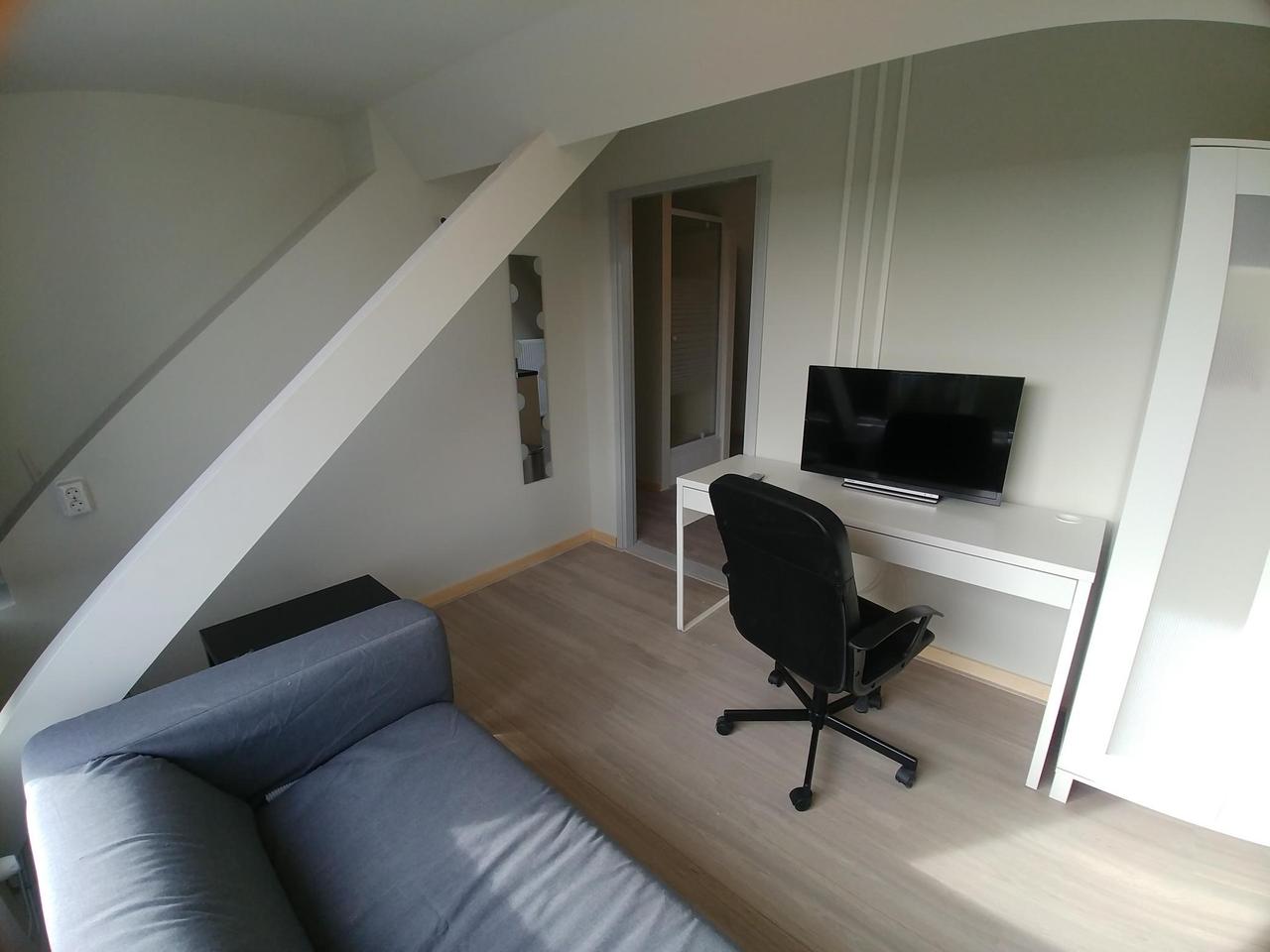 Furnished top-floor studio - Image 3
