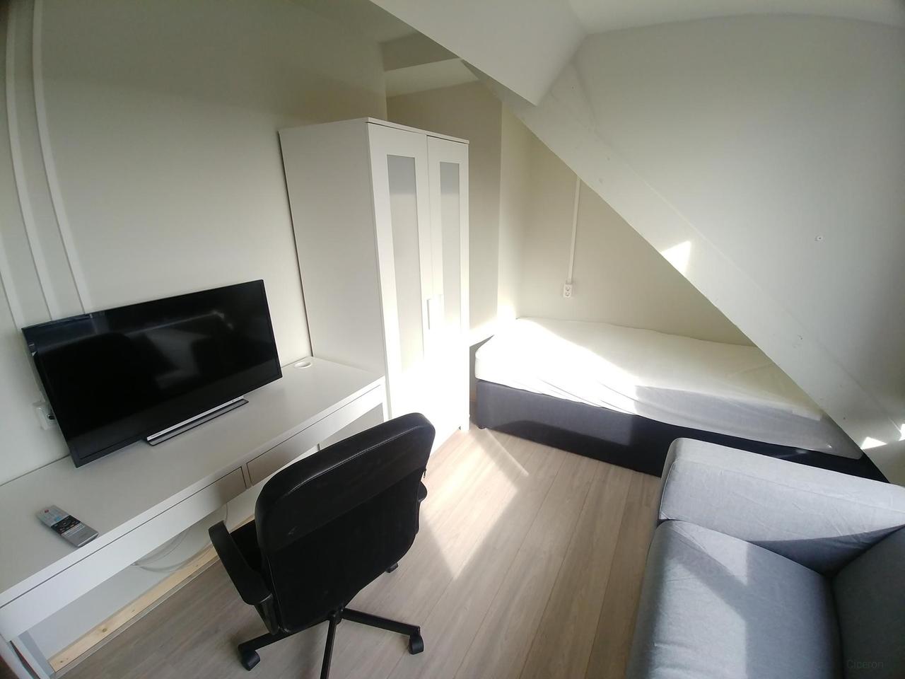 Furnished top-floor studio - Image 4