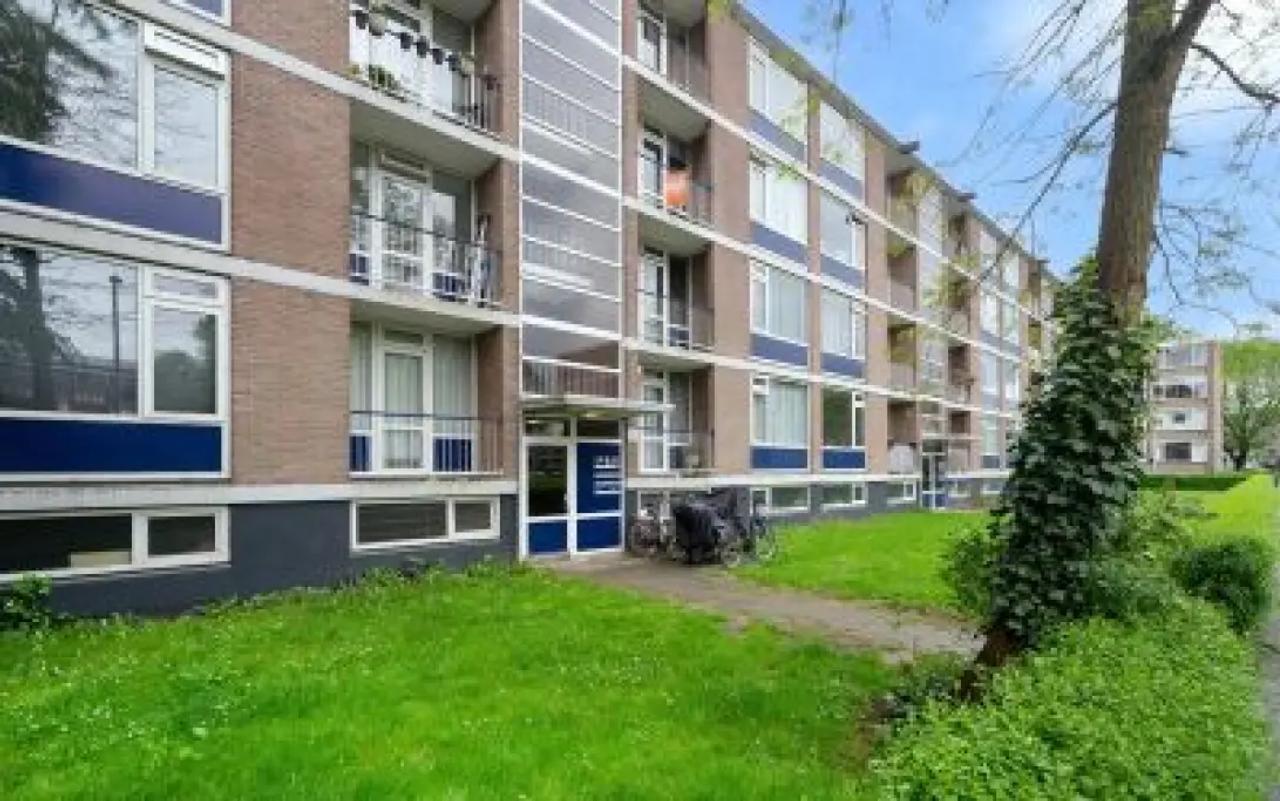 3-Room Apartment with Balcony in IJsselmonde - Image 1