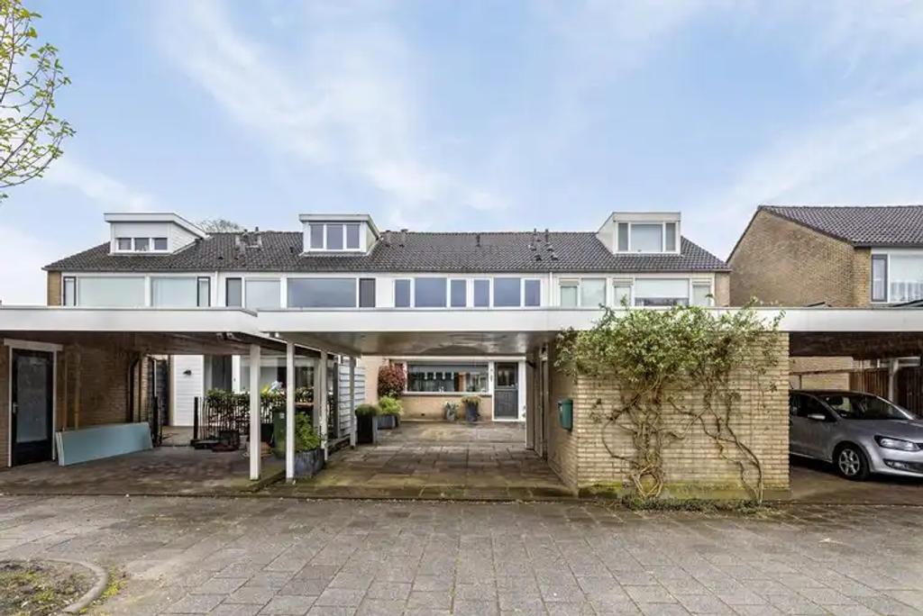 127 m² gezinswoning met tuin in Veenendaal - Afbeelding 1