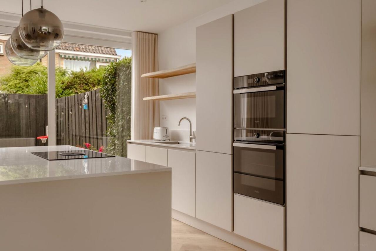 Southwest-facing garden and 4 bedrooms - Image 3