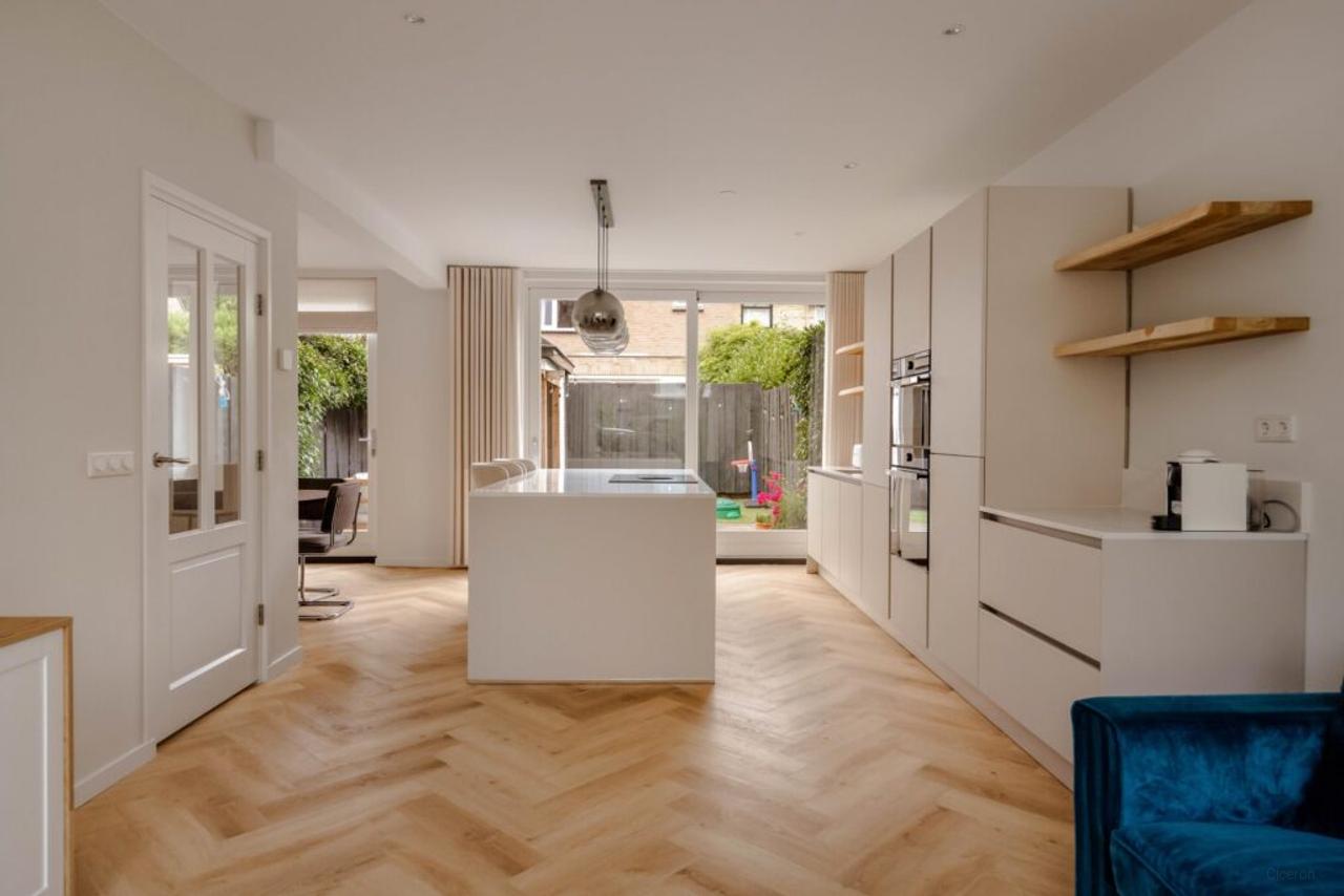 Southwest-facing garden and 4 bedrooms - Image 4