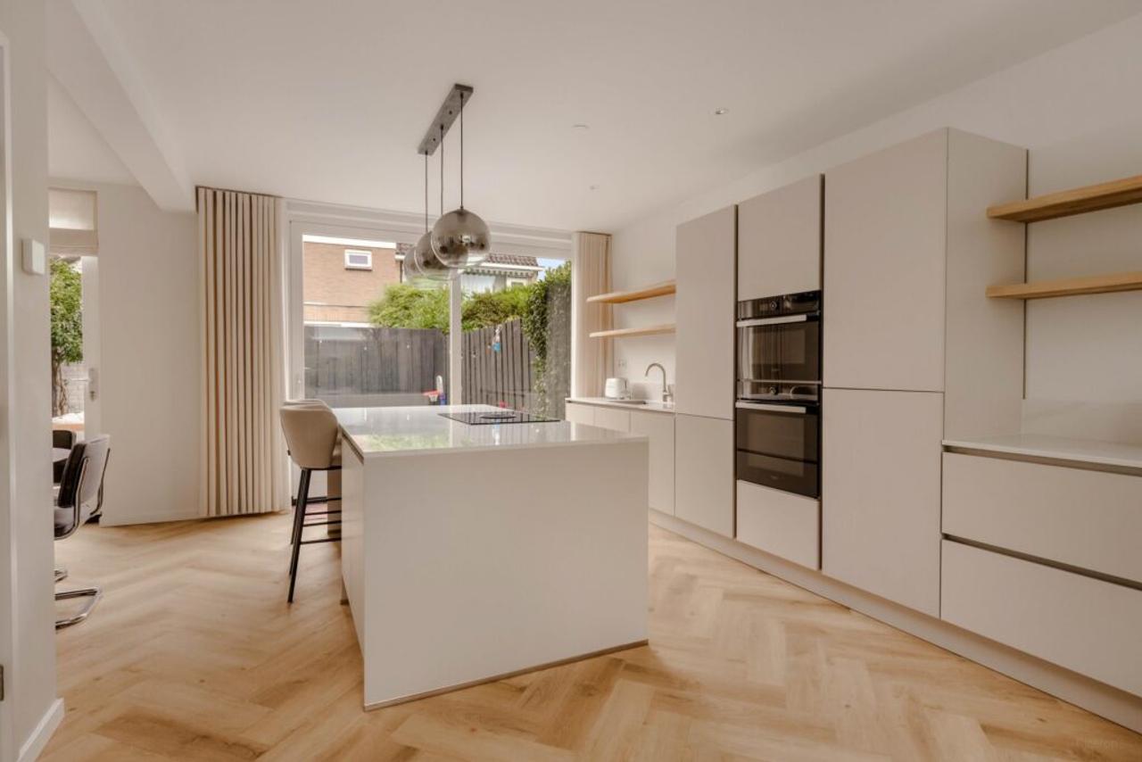 Southwest-facing garden and 4 bedrooms - Image 6