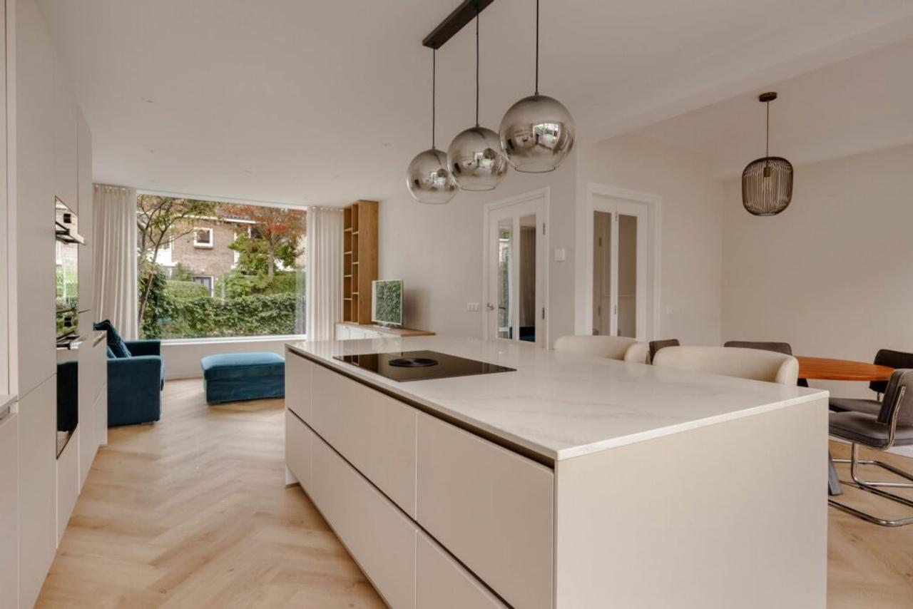 Southwest-facing garden and 4 bedrooms - Image 8