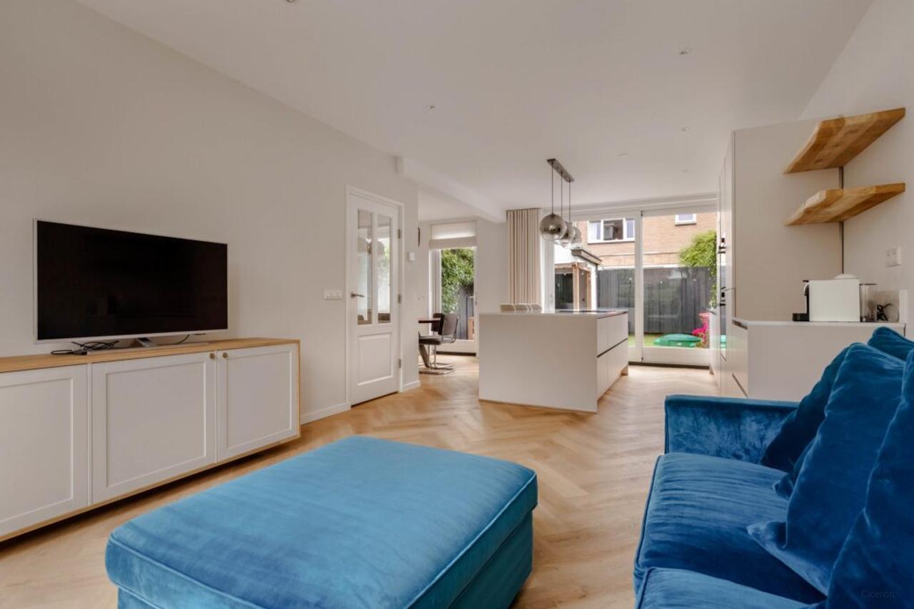 Southwest-facing garden and 4 bedrooms - Image 12