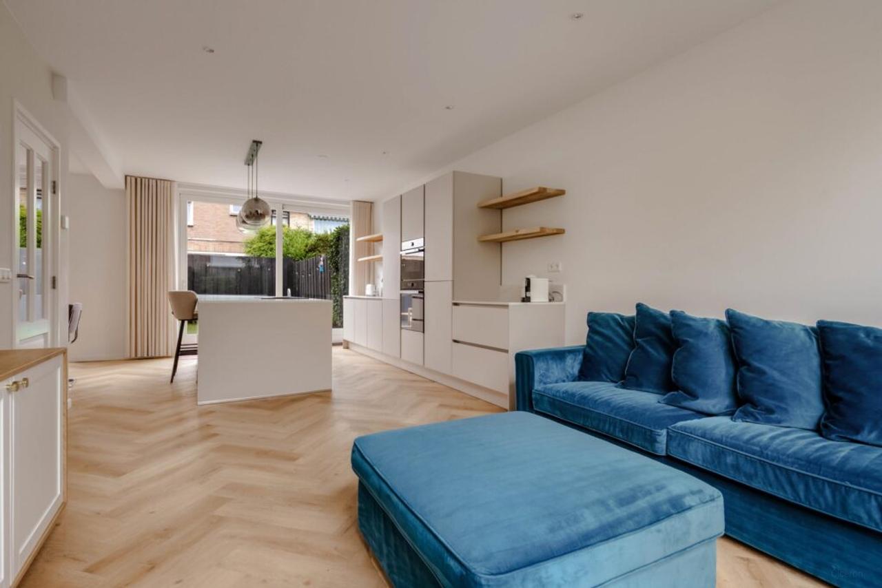 Southwest-facing garden and 4 bedrooms - Image 13