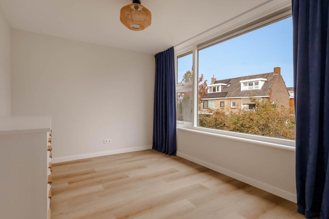 Southwest-facing garden and 4 bedrooms - Image 18