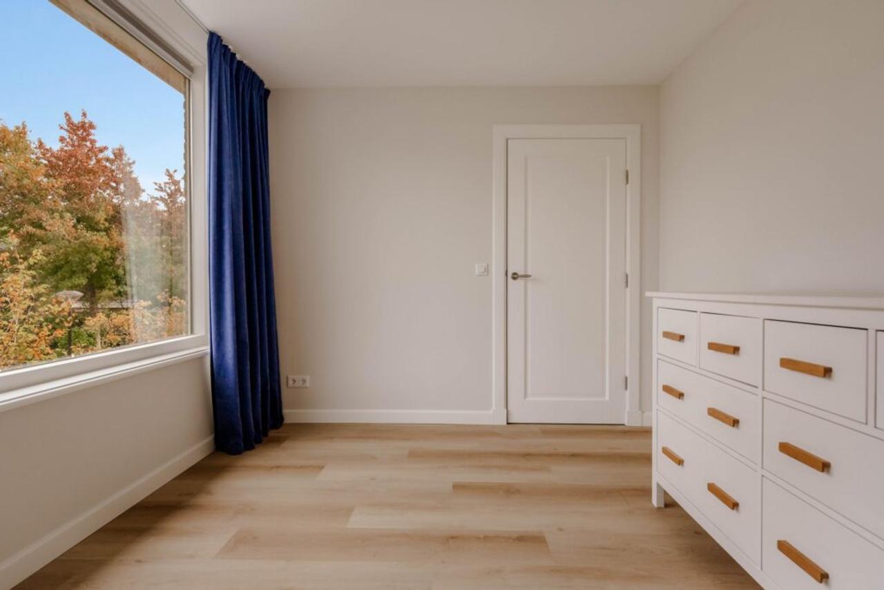 Southwest-facing garden and 4 bedrooms - Image 19