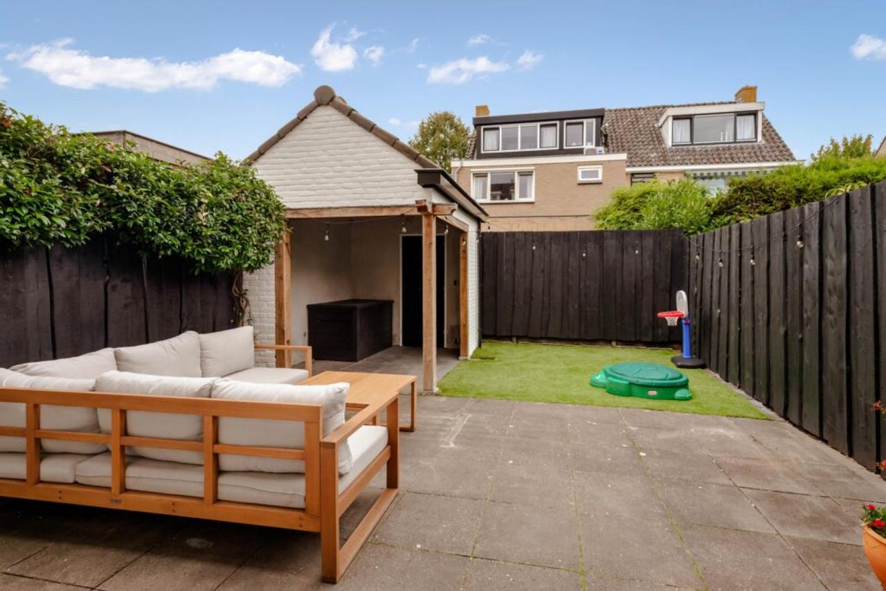Southwest-facing garden and 4 bedrooms - Image 28