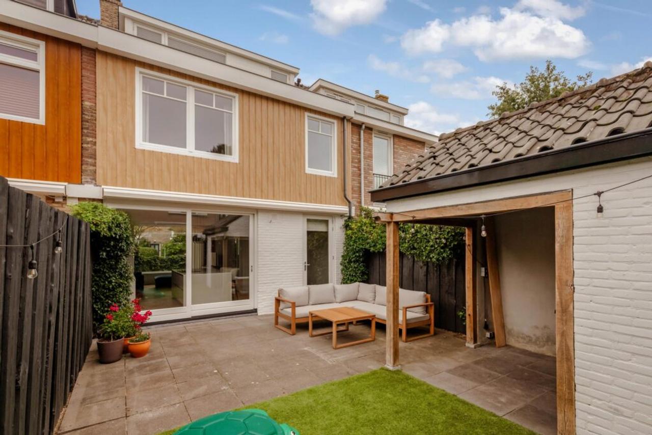 Southwest-facing garden and 4 bedrooms - Image 29