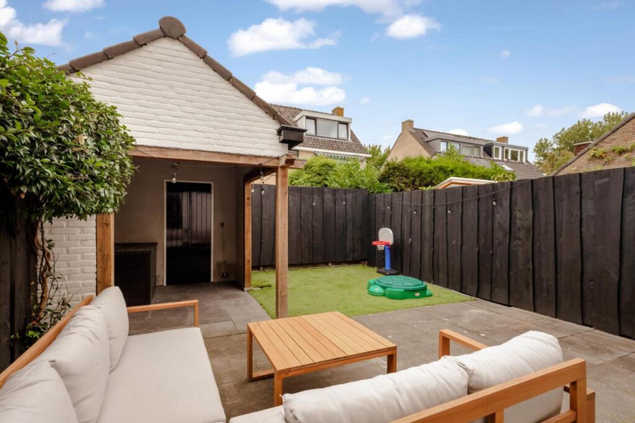 Southwest-facing garden and 4 bedrooms - Image 31