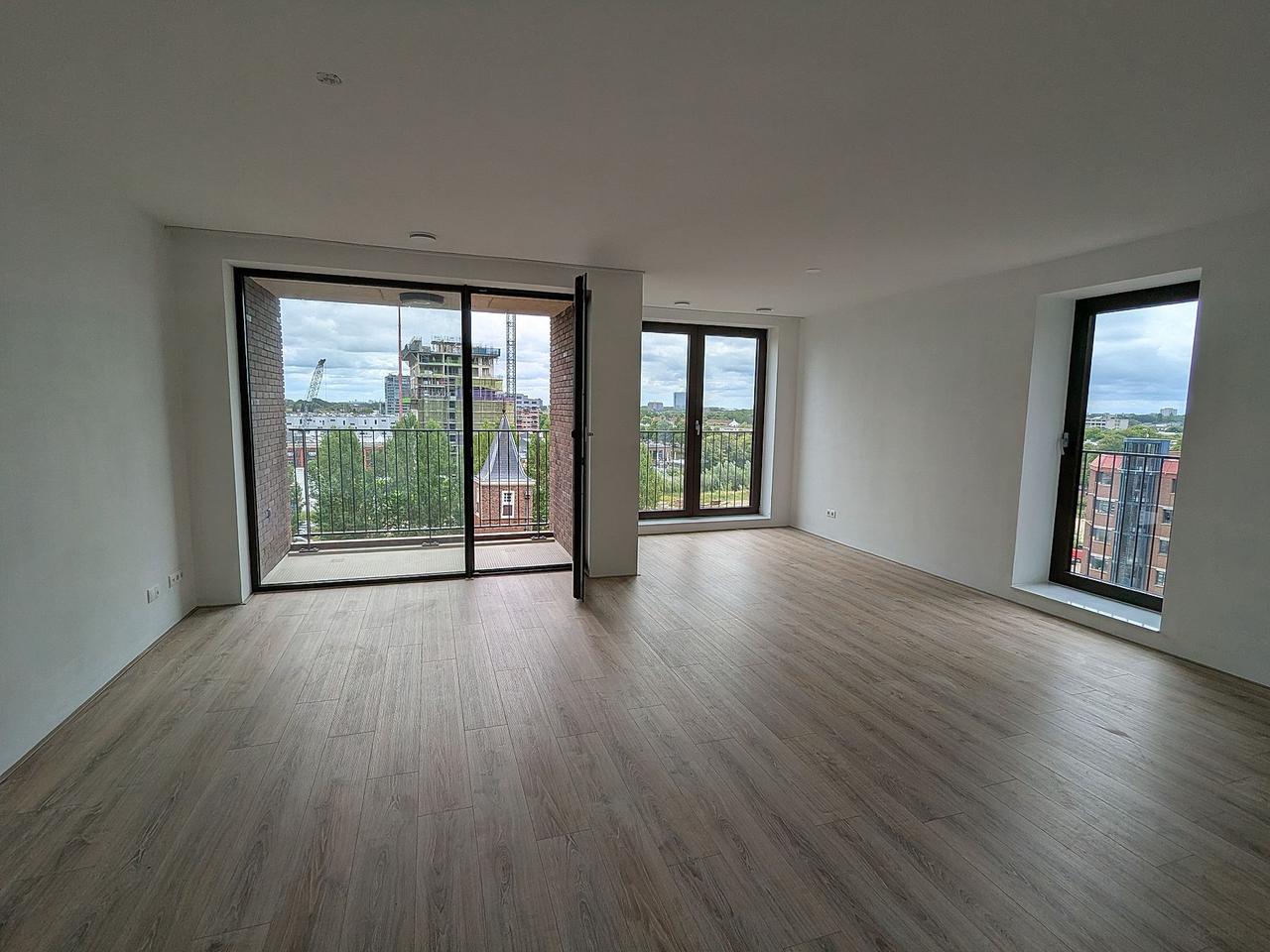 Bright 1-Bedroom Apartment with Balcony - Image 2