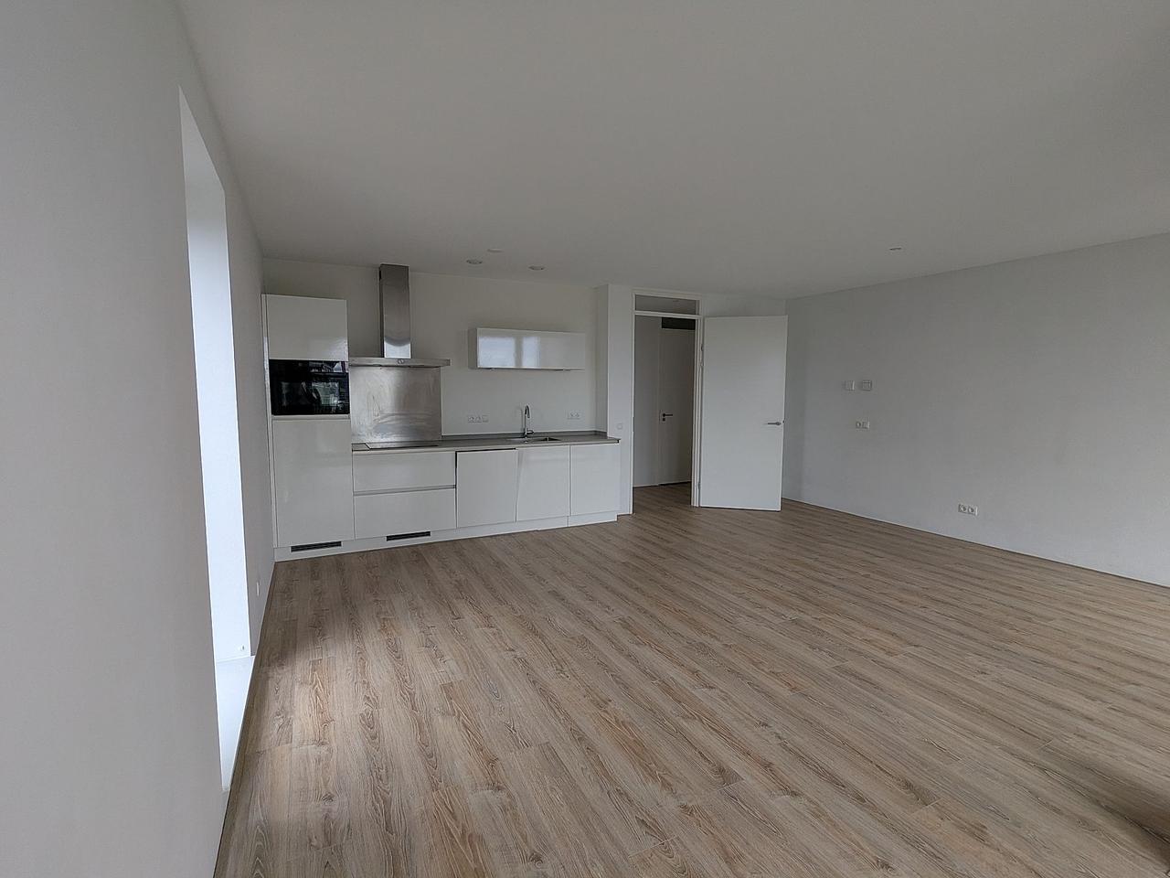 Bright 1-Bedroom Apartment with Balcony - Image 4