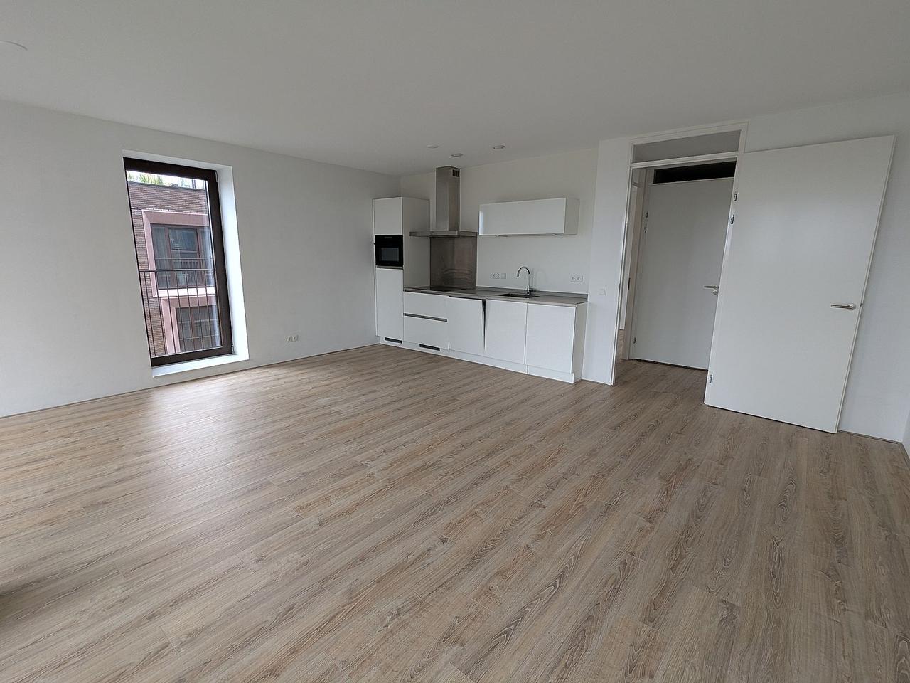 Bright 1-Bedroom Apartment with Balcony - Image 5