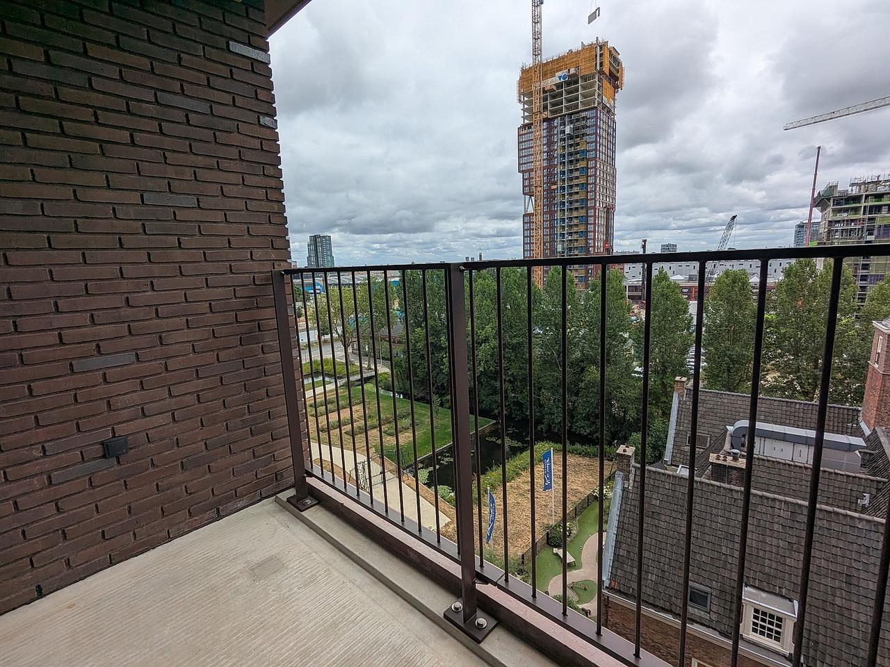 Bright 1-Bedroom Apartment with Balcony - Image 6