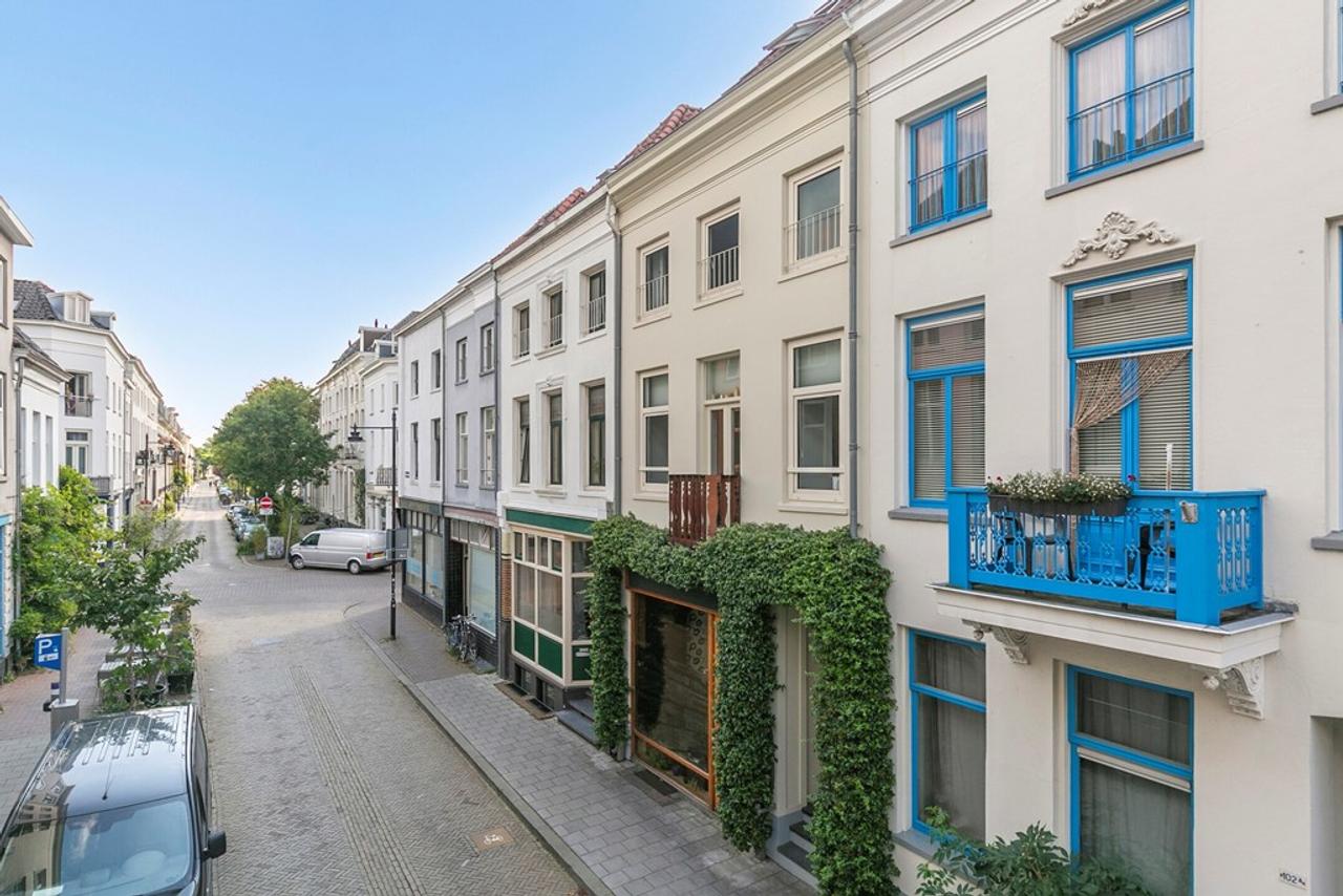 Two Sunny Balconies in Spijkerbuurt - Image 2