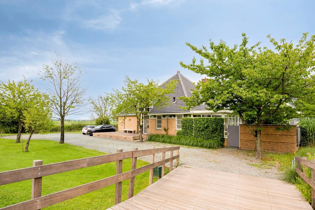 Furnished waterfront villa in Watergang - Image 3
