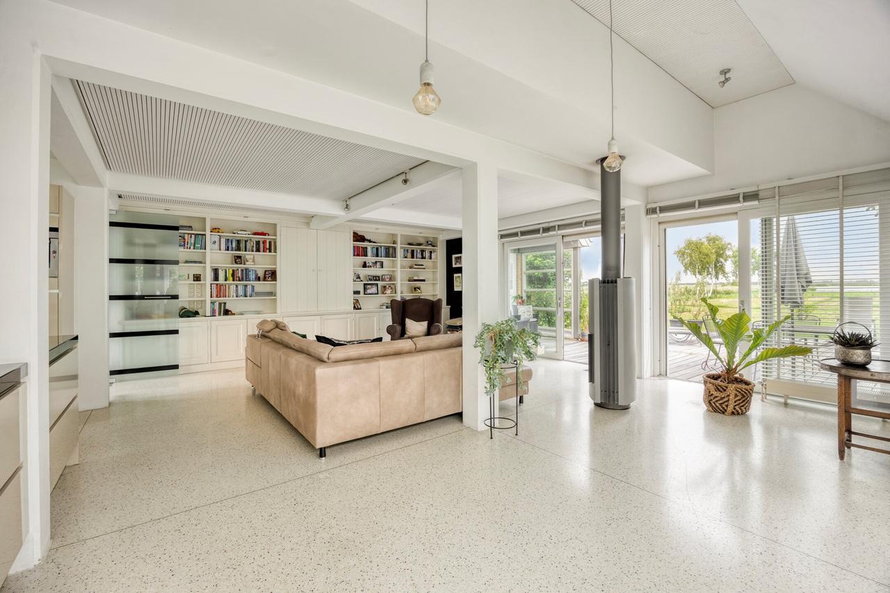 Furnished waterfront villa in Watergang - Image 9