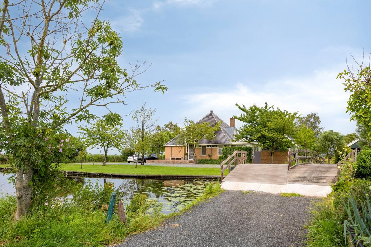 Furnished waterfront villa in Watergang - Image 62