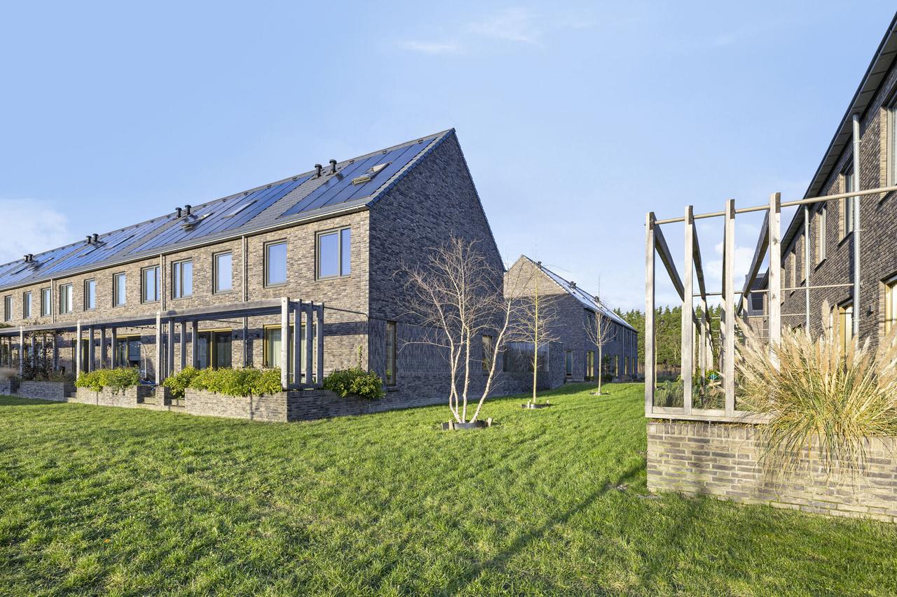 Energy-efficient 4-bedroom home with garden - Image 2