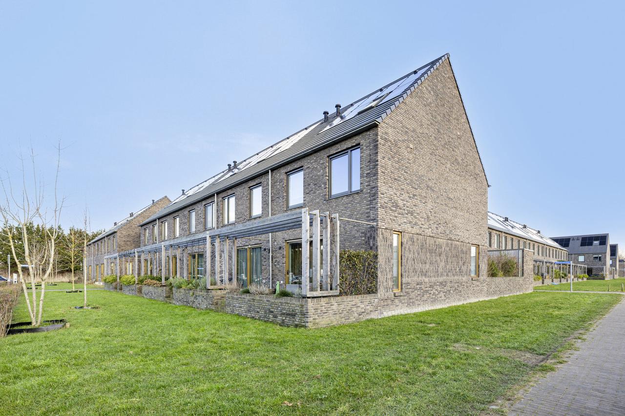 Energy-efficient 4-bedroom home with garden - Image 4