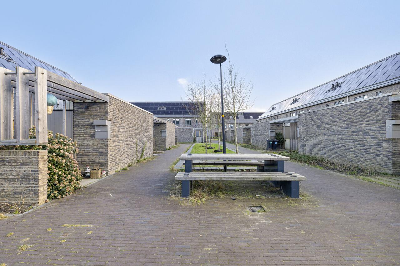 Energy-efficient 4-bedroom home with garden - Image 7