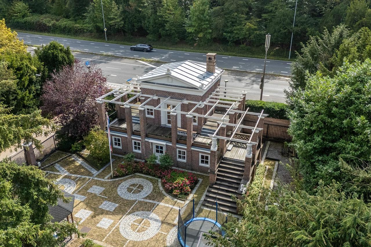 Monumental villa with garden in Wassenaar - Image 1